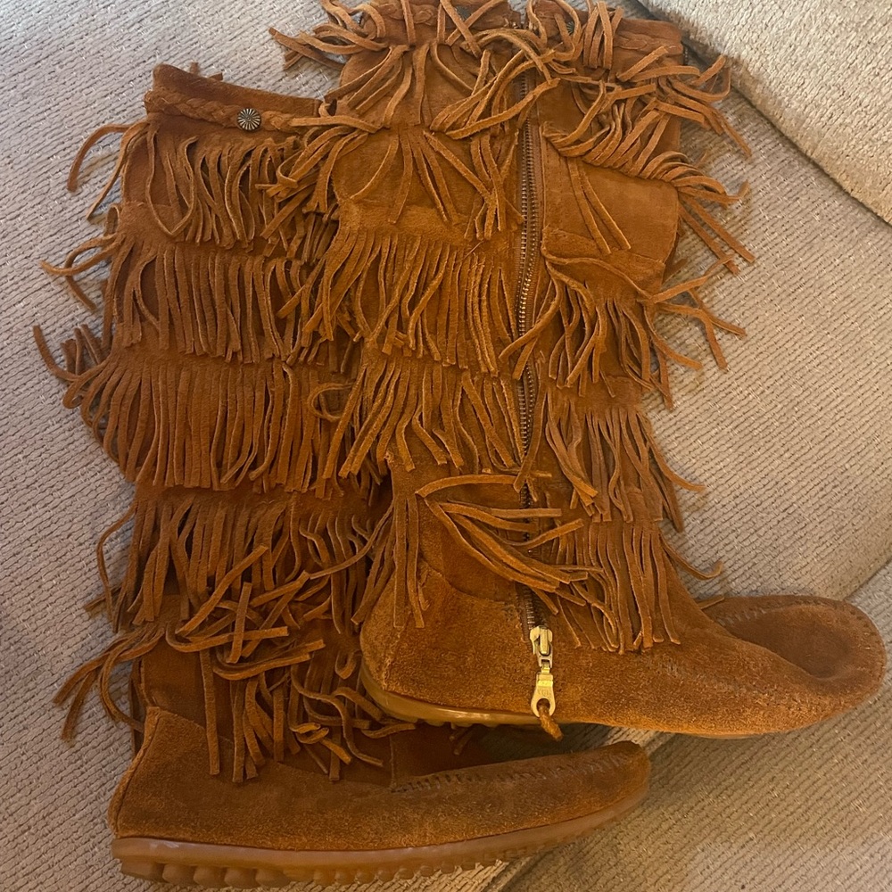Minnetonka 5 Layer Fringe Boots 7.5